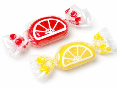 Caramelos ácidos con forma de gajos de naranja y limón.